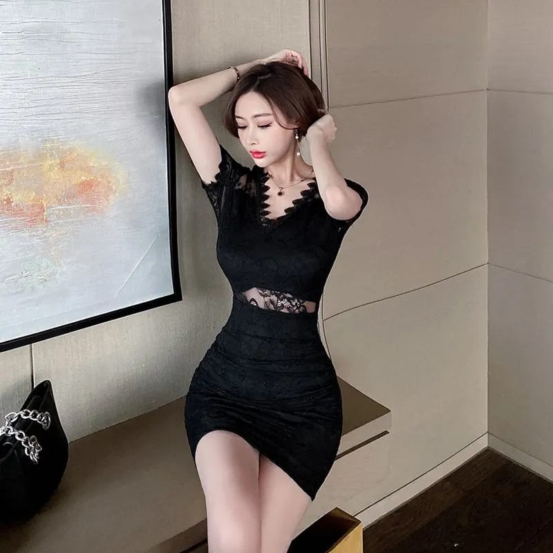 Lace Low-Cut V-Neck Hip-Hugging Slim-Fit Dress