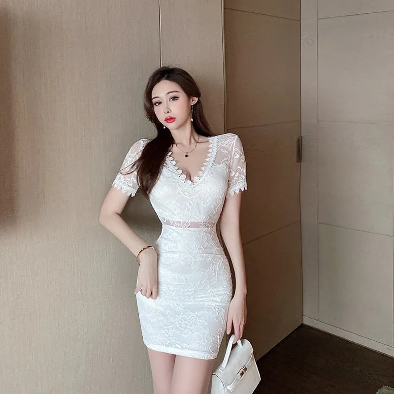 Lace Low-Cut V-Neck Hip-Hugging Slim-Fit Dress